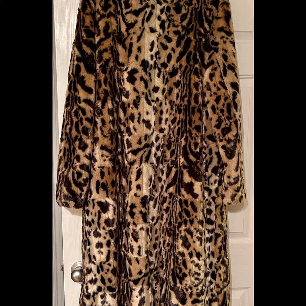 LONG COAT CONSTRUCTED W/LONGLINE LIGHT LEOPARD PRINT SILHOUETTE & NOTCHED LAPELS